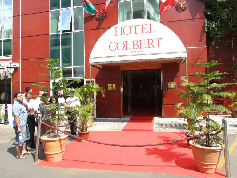Фасад и центральный вход в отель Colbert Hotel & Casino на Мадагаскаре