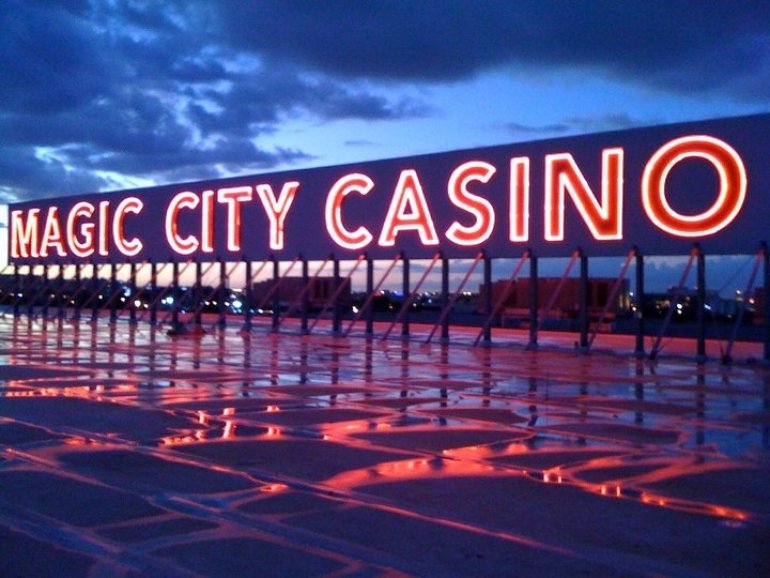 Закат и большие светящиеся буквы  Magic City Casino