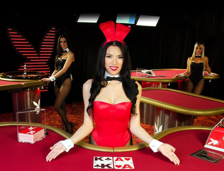 Девушка в красном костюме плейбоя работает дилером в казино
