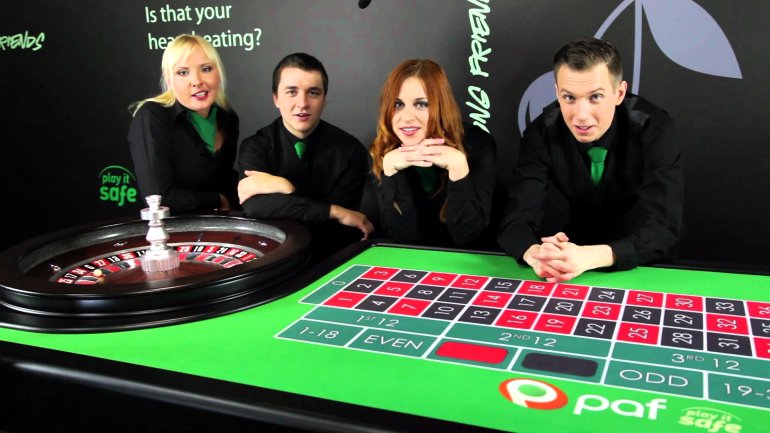 Крупье у стола с рулеткой в Казино Paf Casino