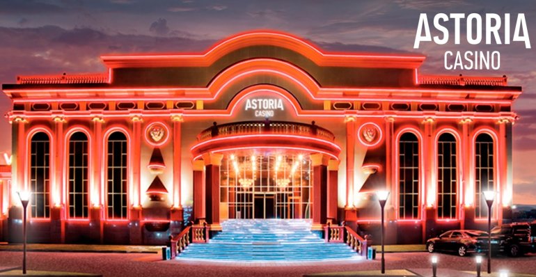 Фасад казино Астория в Казахстане светится красными огнями