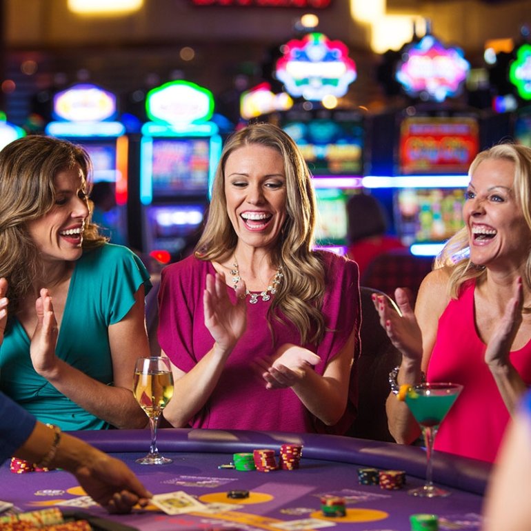 Жизнерадостные красотки зажигают в казино за игрой в блэкджек