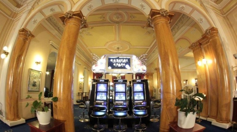 Зал с игровыми автоматами в казино Bellevue Marienbad
