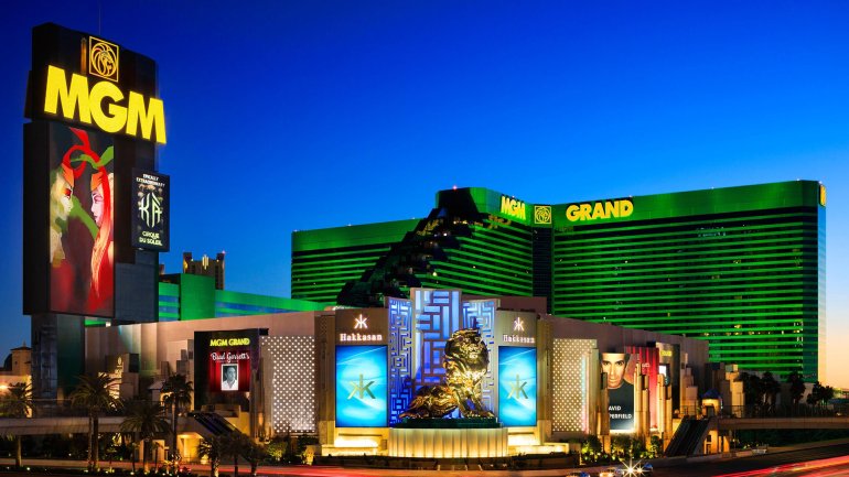 Светящийся фасад казино MGM Grand в Лас-Вегасе