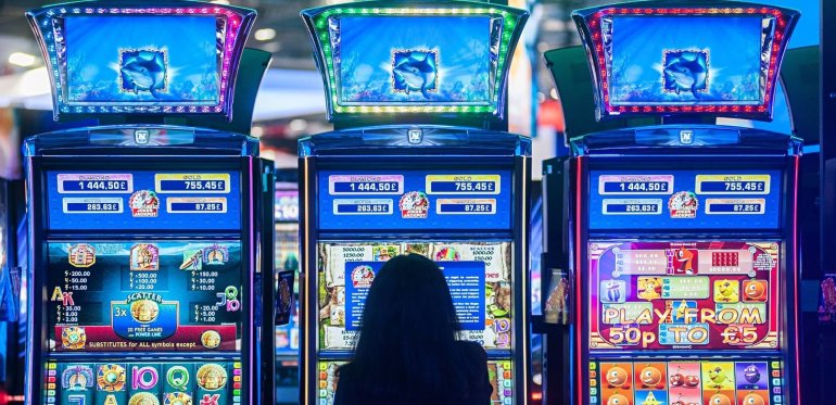 Женщина проводит время за игрой на автоматах в казино