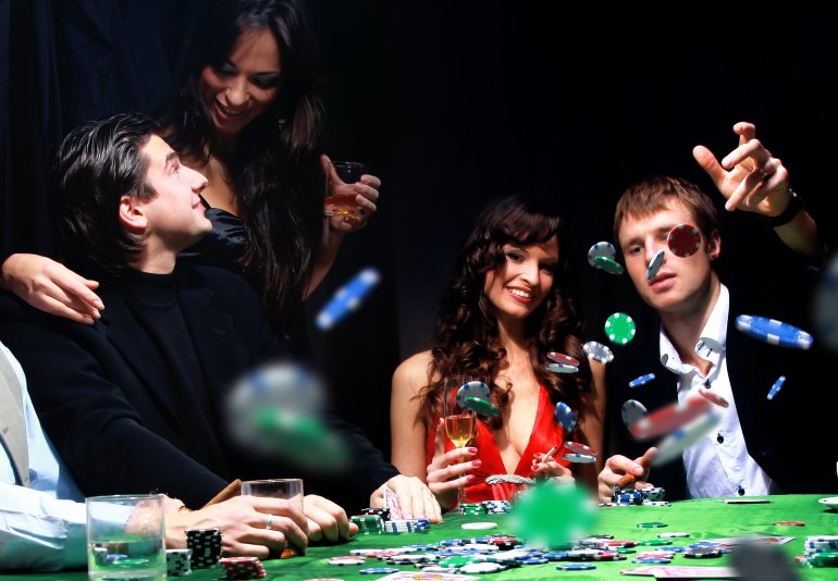 Вип компания за игрой в казино бросается фишками