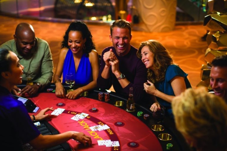 Азартные игроки разных национальностей за игрой в блэкджек в казино