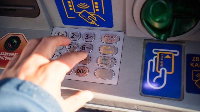 Взломщики-любители азартных игр  идут под суд за ограбление банкоматов