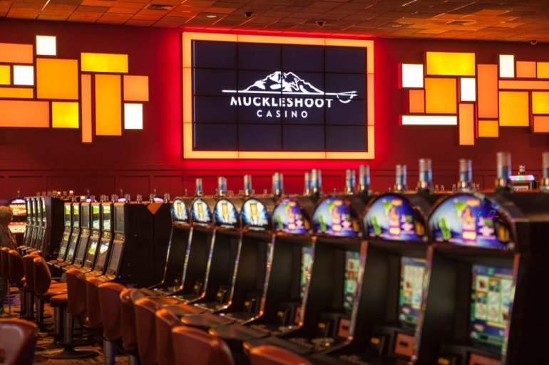 Зал с игровыми автоматами в Muckleshoot Casino в Вашингтоне