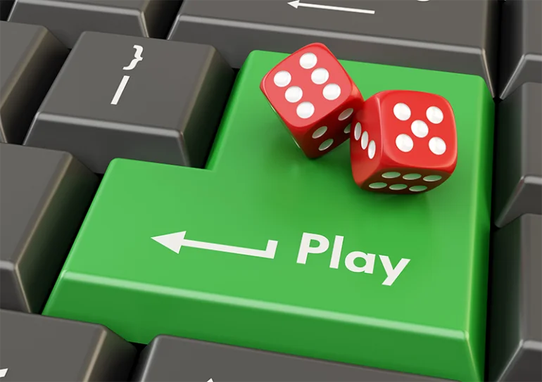 На клавиатуре зеленая кнопка с надписью "Play" и два кубика для крэпса на ней