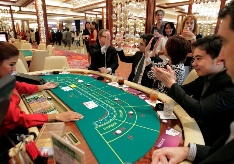 хайроллеры играют в баккара в казино Макао