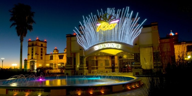 Ночной вид на Tusk Rio Casino Resort