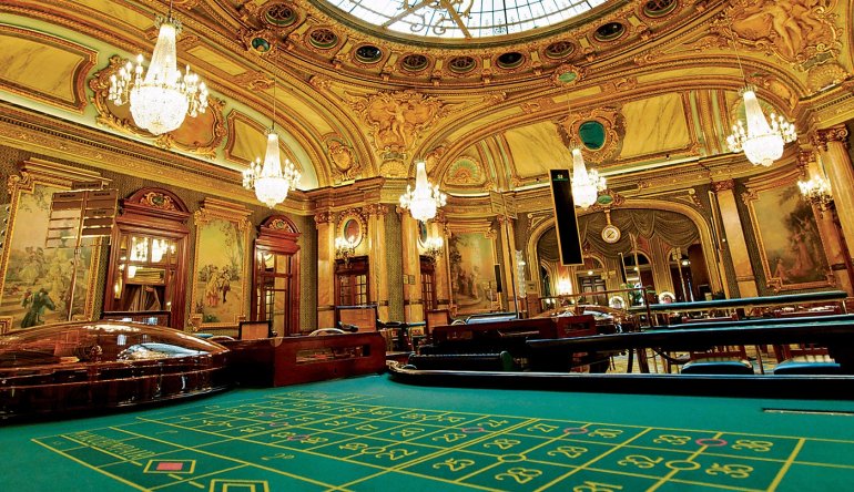 Стол для игры в рулетку в роскошном зале казино Монте-Карло