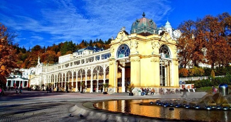 Красивый пейзаж со зданием казино Bellevue Marienbad в Чехии, в городе Марианске-Лазне