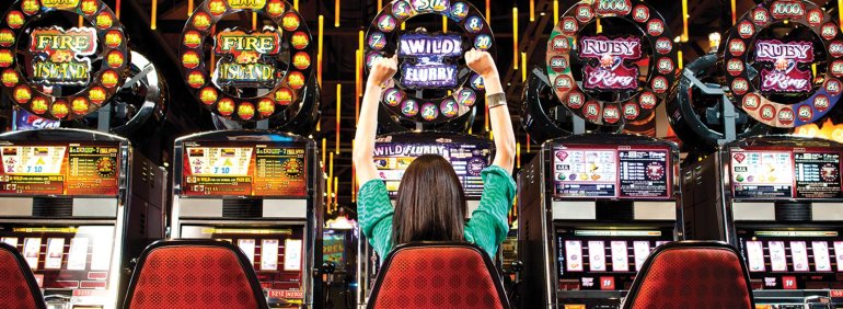 Девушка играет на автоматах в казино