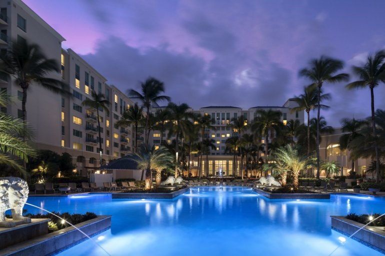 Вечерний вид на бассейн в Отеле Ритц-Карлтон Сан-Хуан в Пуэрто-Рико