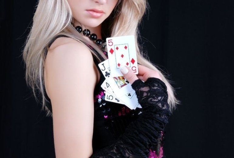 Загадочная блондинка демонстрирует игральные карты