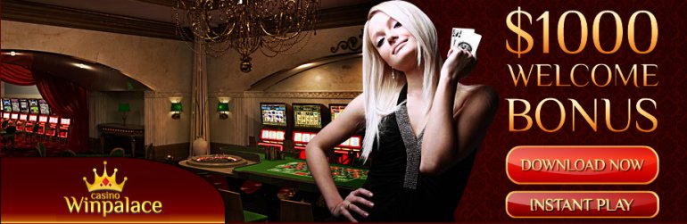 Шикарная девушка с картами в руках в казино предлагает вступительный бонус