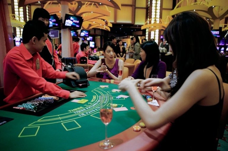 Азиаты за игрой в зале казино