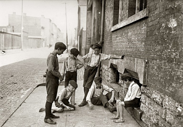 Старое фото - дети, играющие в карты на улице