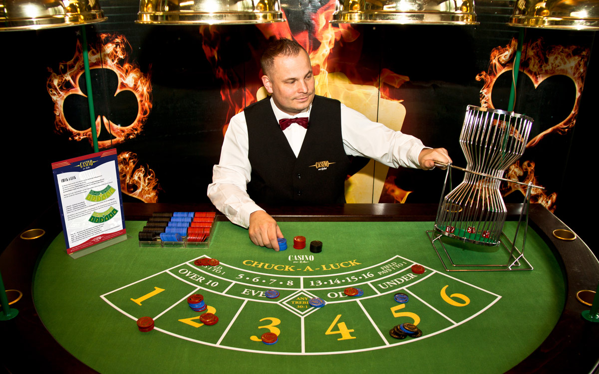 Профессиональный крупье за покерным столом