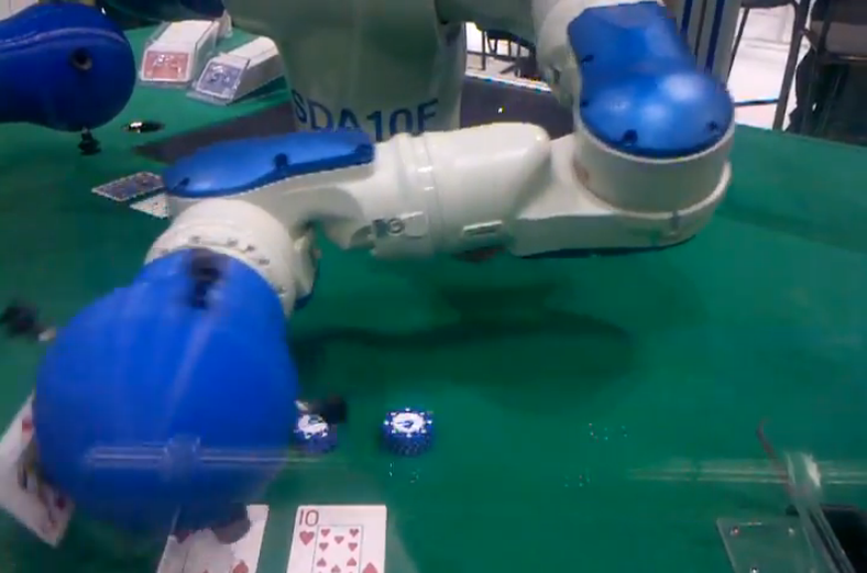 робот крупье для блэкджека от компании Yaskawa Motoman