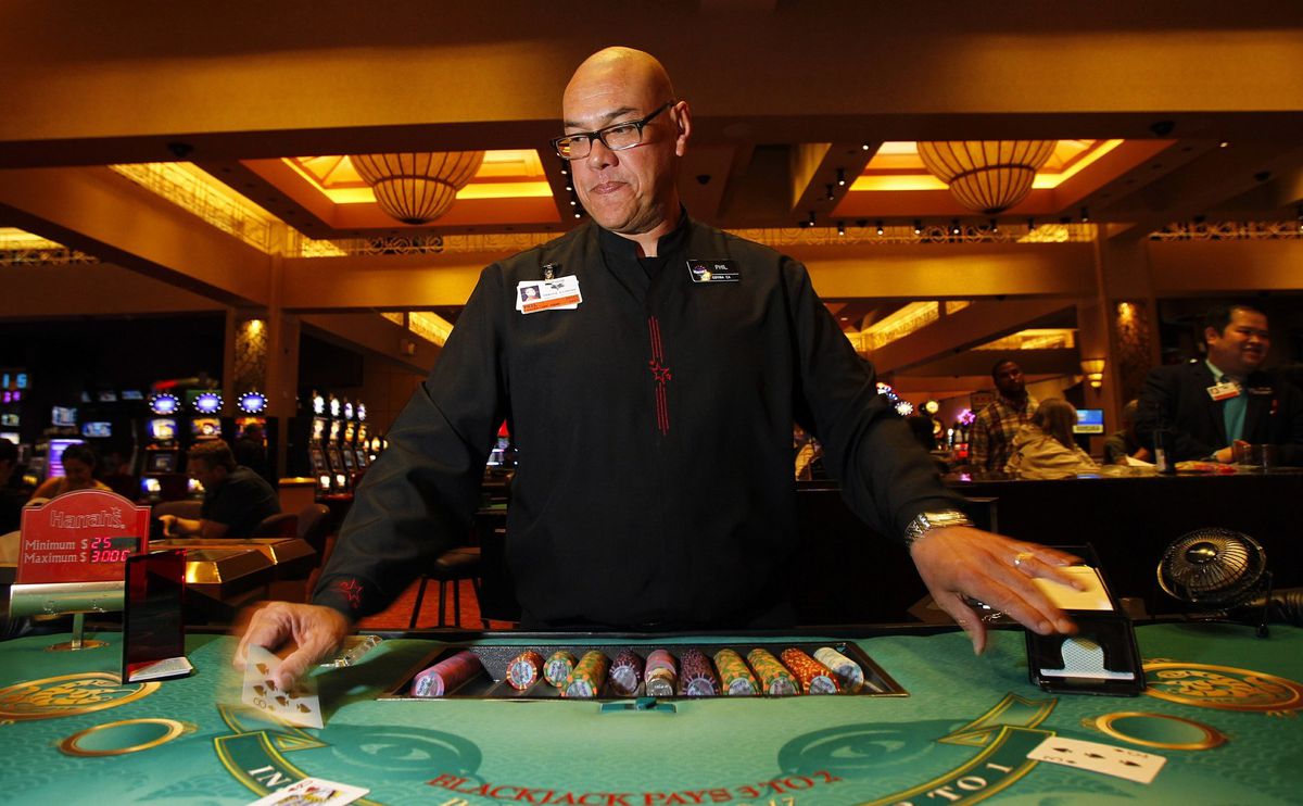 Мужчина дилер в блэкджеке казино