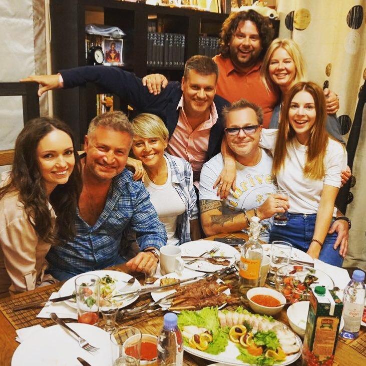 Анжелика Варум с Леонидом Агутиным в компании друзей