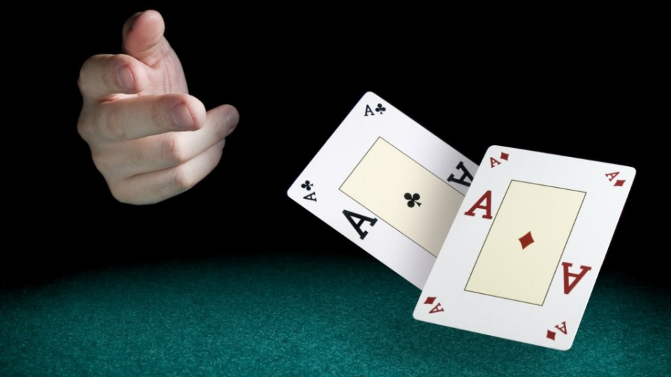 Фолд стартовой руки в покере